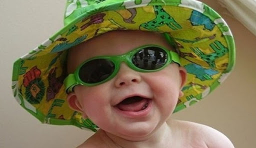 Bebe con gafas