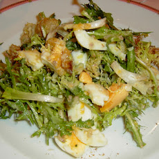 Salade aux Lardons (aka Traditional Lyonnaise Salad)
