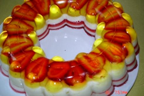 Braškių – rabarbarų želė tortas