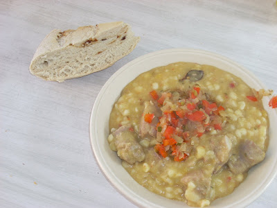 Pan con chicharron y locro pan de chicharron