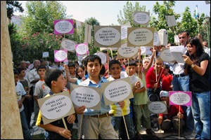[kurt_ogrenci_anadil_yuruyus1[3].jpg]