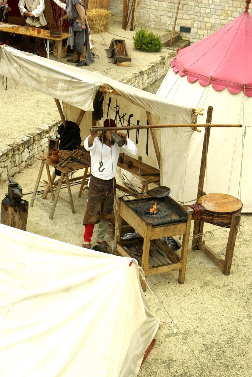 Fête médiévale à Cruas (Ardèche) - Un collègue forgeron dans le camp médiéval. On s'y croirait...