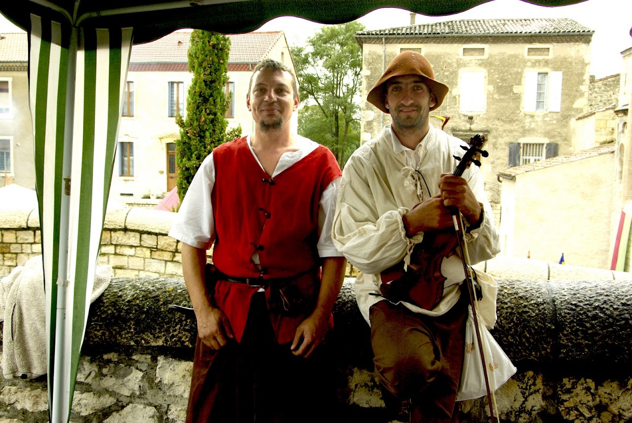 Fête médiévale à Cruas (Ardèche) - Deux punks : un Barbare et un Test'Uskul. Et ils sont beaux !