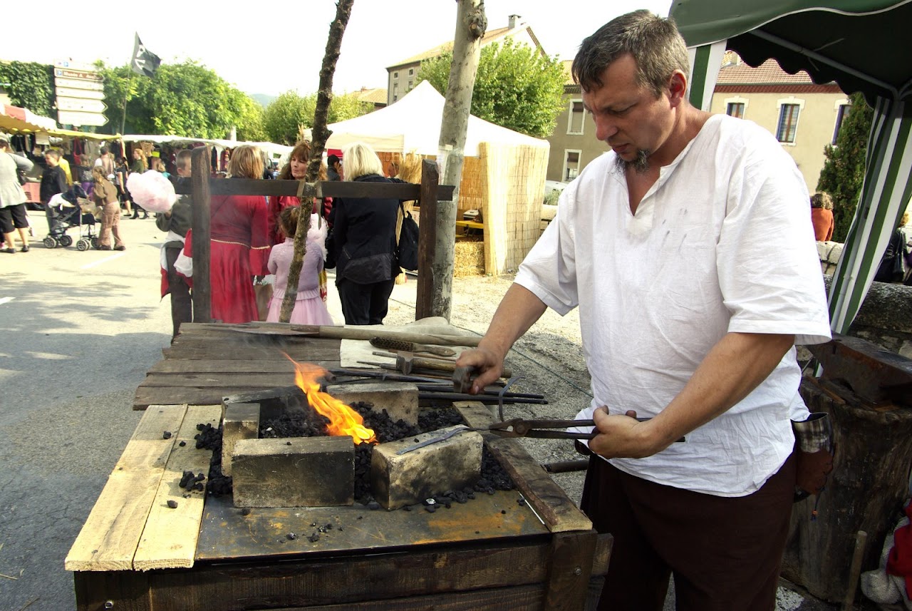 Fête médiévale à Cruas (Ardèche) - Le lendemain, le soleil est revenu. je m'attèle donc à faberiquer un couteau « brut de forge » à partir d'une lame de ressort. C'est ça, la forge : la matière première peut s'avérer être des objets tout à fait innatendus. Et puis, on recycle...