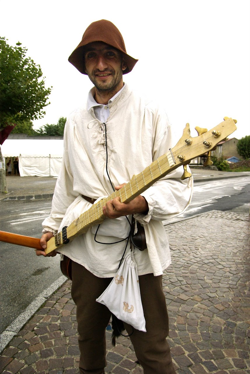 Fête médiévale à Cruas (Ardèche) - Et à l'autre bout de l'évolution, voici le dernier concept de guitare, façonnée directement dans un bout de buis et sans caisse de résonnance... Ils ne seraient pas un peu « punk », ces Baladins et Troubadours ?