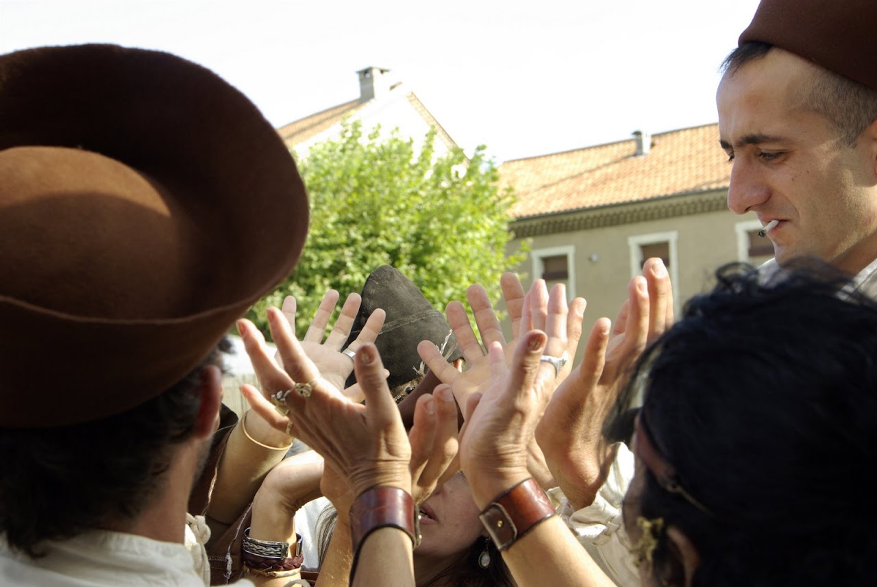 Fête médiévale à Cruas (Ardèche) - …nos musiciens se retrouvent à faire des tours de magie. Vont-ils réussir ou se retrouver transformés en crapauds ?
