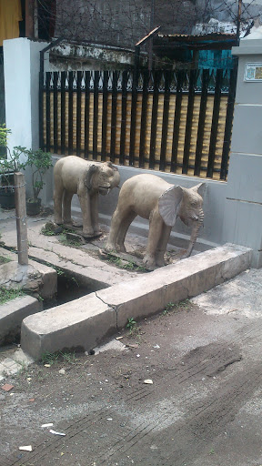 Patung Gajah Baris
