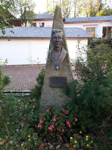 Peter Muellritter Statue