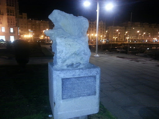 Monumento Del Muelle Dedicado Al Poeta Jose Del Rio Sainz