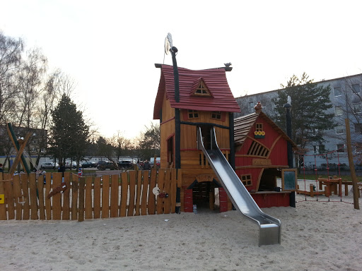 Holzhaus am Spielplatz
