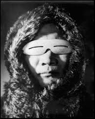 Esquimal con gafas de sol; historia de las gafas de sol