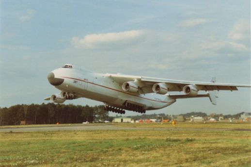 Conheça o monstruoso avião Antonov 225