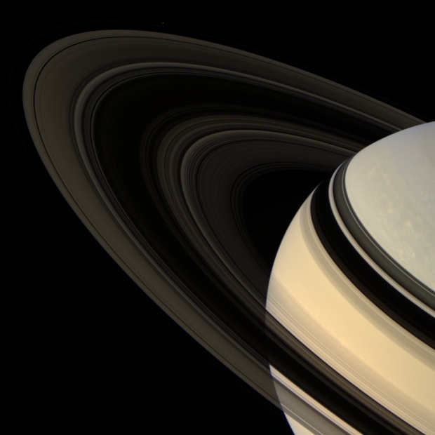 Vislumbre imagens belíssimas de Saturno