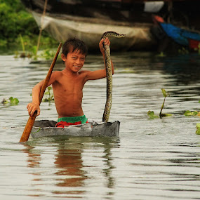 Snake in a tub by Glen Unsworth - People Street & Candids