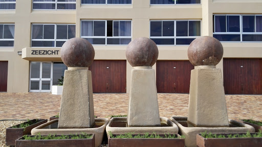 Zeezicht Three Balls Statue