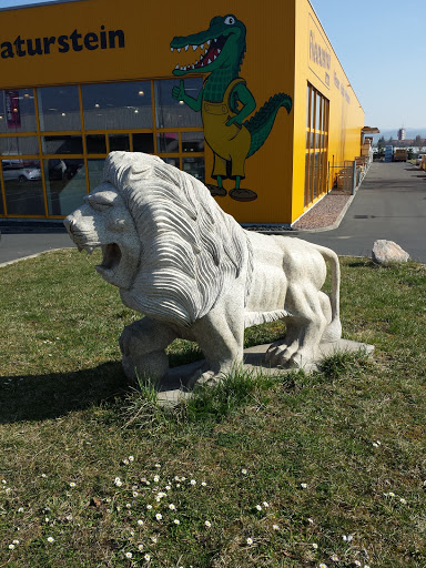 Löwen Skulptur vor Fliesen Zentrum