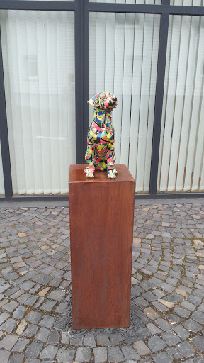 Bunter Hund Statue 
