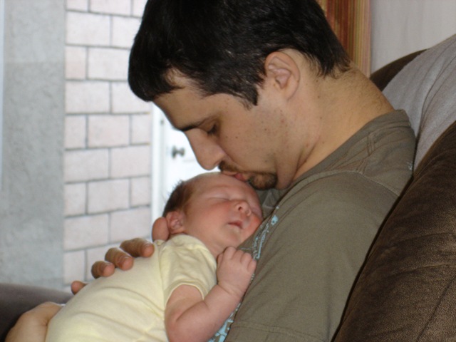 [daddy kiss head 1 wk old[2].jpg]
