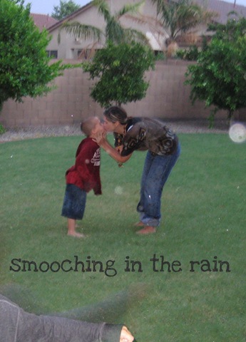 [smoochinginthe rain[3].jpg]