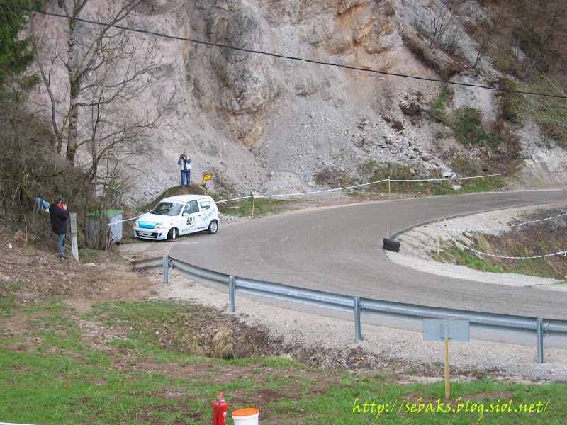 Avto pred trkom v smetnjak