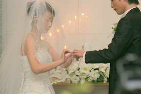 ウェディングの指輪交換の写真の撮影の結婚