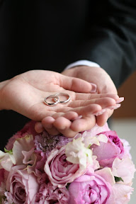 結婚式の指輪の写真の撮影の結婚