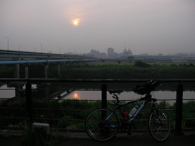 到板橋的浮州橋是6:17，恰是正東方的日出晨曦。