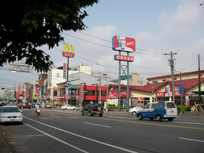 在龍潭交流道出口旁的運動公園對面有兩家速食餐廳。一早已經在營業了。
