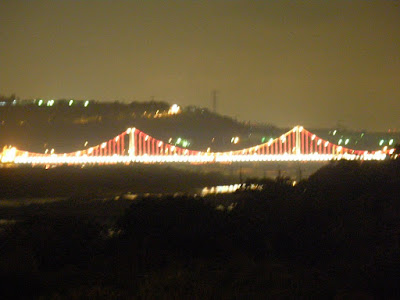 晚上7:20在大溪崁津大橋拍攝滿是燈飾的大溪吊橋。