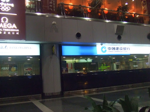 其实对山西的认识还只限于大同的煤炭。只所以选择去太原,还是因为在综合考虑了坐飞机(惭愧呀,这还是主要原因)价格,气候等在青岛济南中选的太原。在听闻了某人说的四点走赶不上9.30的飞机后,心里更是凉了一大截。看着满屋子的人,悲痛呀。 结果实践确实在首都机场的候机楼里整整的等了两个小时。当时唯一了乐趣就是去找了胖逸萧旧日工作的t2哈哈想象那小地方怎么放的下他 经过了45分钟的忐忑,来到了武宿机场 和首都机场的熙熙攘攘完全不同,武宿好像就只有我们一般航班,冷静的吓人,在被黑车司机宰了之后悻悻的在一家传说中的双塔
