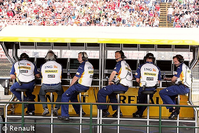 [2008_ing_renault_team_www.adgoog.com.jpg[10].jpg]