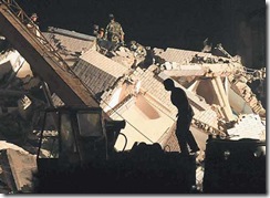 都江堰市一所醫院在地震中倒塌，救難人員在瓦礫堆中搜尋生還者。美聯社