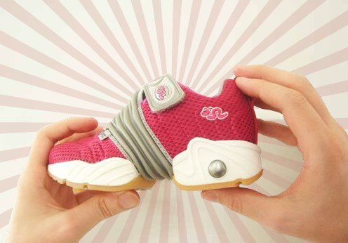 自在にサイズが変えられる子供クツ。