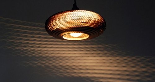 段ボールの断面を活かした照明。