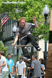 Стив Skrzypek levitates. Фото: Билл Бэкон