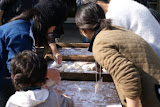 山口さん、ちゃぶ台の清田さんがお餅を一個づつ手で切り分けました。