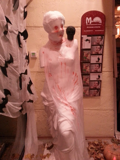 Кровавая Мэри Статуя в Пиццерии