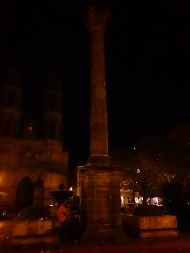 Obelisco De Plaza Principal