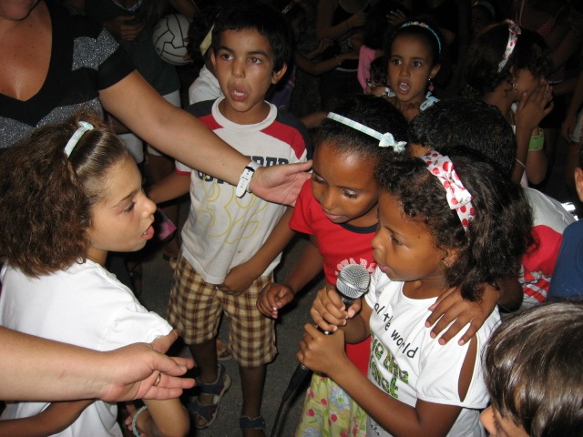[i bambini Saharawi cantano small[3].jpg]