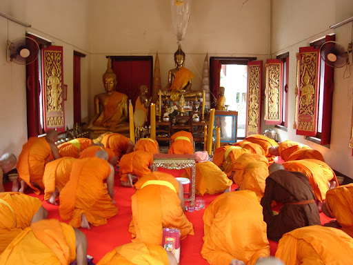 The image “http://lh6.ggpht.com/tevaprapas/R1qpaRKuu2I/AAAAAAAAAC4/CwJqC_5bgaQ/Uttaradit%20Monk.JPG?imgmax=512” cannot be displayed, because it contains errors.