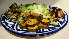 Tempeh gacé au romarin, aubergines sauce dengaku, courgettes glacées à l'orange, brocoli grillé au vinaigre balsamique.