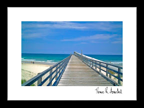 PIER | Pieren på Main Beach i Queensland, Australia. Dette er starten på en sandstrand som strekker seg nærmere 5 mil nedover den berømte gullkysten (Gold Coast). Pieren er laget i forbindelse med et sandpumpesystem som sørger for at store bølger ikke skyller vekk strendene. Her pumpes sanden ut igjen og undervannsstrømmer sørger for at sanden blir fordelt utover der det trengs. Man finner mange slike pumper nedover kysten. Bildet er signert av kunstneren. PIER | Pieren på Main Beach i Queensland, Australia. Dette er starten på en sandstrand som strekker seg nærmere 5 mil nedover den berømte gullkysten (Gold Coast). Pieren er laget i forbindelse med et sandpumpesystem som sørger for at store bølger ikke skyller vekk strendene. Her pumpes sanden ut igjen og undervannsstrømmer sørger for at sanden blir fordelt utover der det trengs. Man finner mange slike pumper nedover kysten. Bildet er signert av kunstneren.