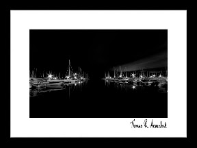 NATTSEILERE (SORT/HVIT) | Et maritimt kunstfotografi hentet fra havnen Kongen i Frognerkilen, Oslo. Bildet som er tatt på natten viser en god symmetri kombinert med flotte refleksjoner i stille vann og spennende dramatikk i himmelen. Bildet er signert av kunstneren. NATTSEILERE (SORT/HVIT) | Et maritimt kunstfotografi hentet fra havnen Kongen i Frognerkilen, Oslo. Bildet som er tatt på natten viser en god symmetri kombinert med flotte refleksjoner i stille vann og spennende dramatikk i himmelen. Bildet er signert av kunstneren.