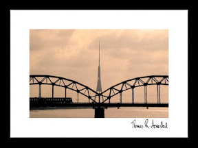 CROSSING DAUGAVA | Et tog passerer over "Railway Bridge" i Riga, Latvia. Denne broen er et landemerke i byen kjent for sitt gamle preg og design, men dog full funksjonalitet den dag i dag. Bildet er signert av kunstneren. CROSSING DAUGAVA | Et tog passerer over "Railway Bridge" i Riga, Latvia. Denne broen er et landemerke i byen kjent for sitt gamle preg og design, men dog full funksjonalitet den dag i dag. Bildet er signert av kunstneren.