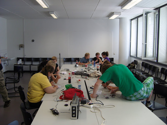 studierende des fachbereichs design loeten mini-radiosender