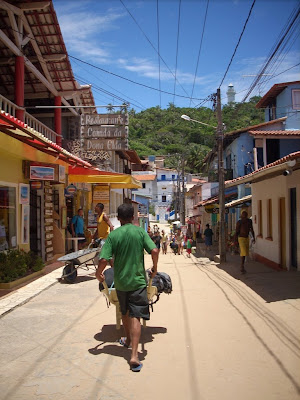 porteurs dans les rues de sable de Morro