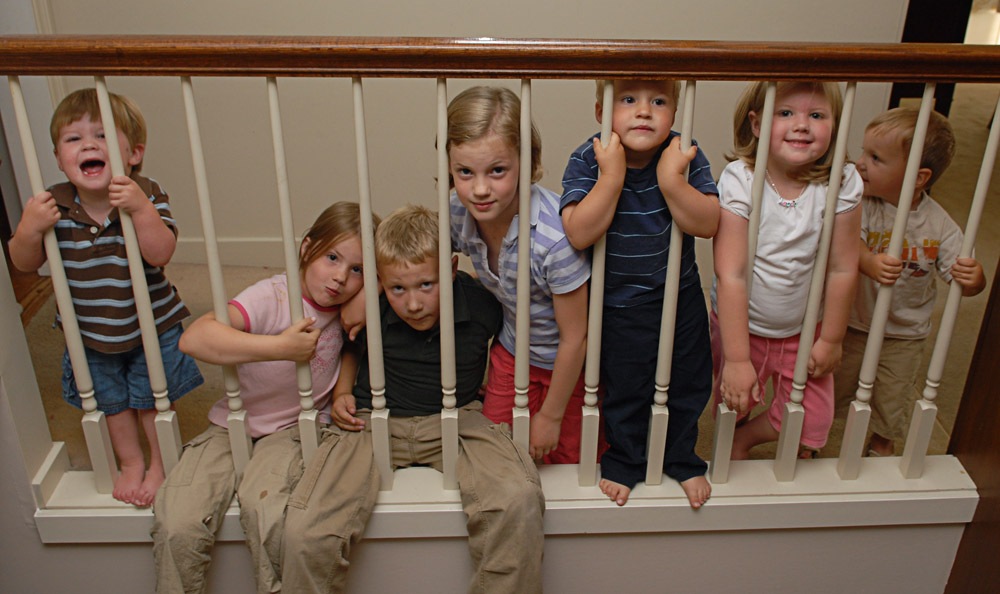 [grandkidsbannistersend[1].jpg]