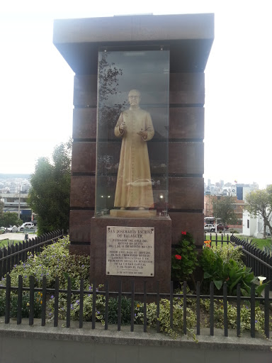 Estatua de San Josemaría Escriva