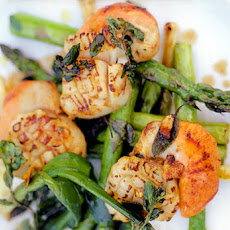 Pan-Seared Scallops with Asparagus and Baby Leeks Recipe