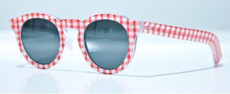 gafas de sol de cuadros rojo y blanco